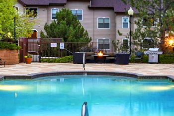 Grand Centennial Apartments BBQ/picnic areas with grills